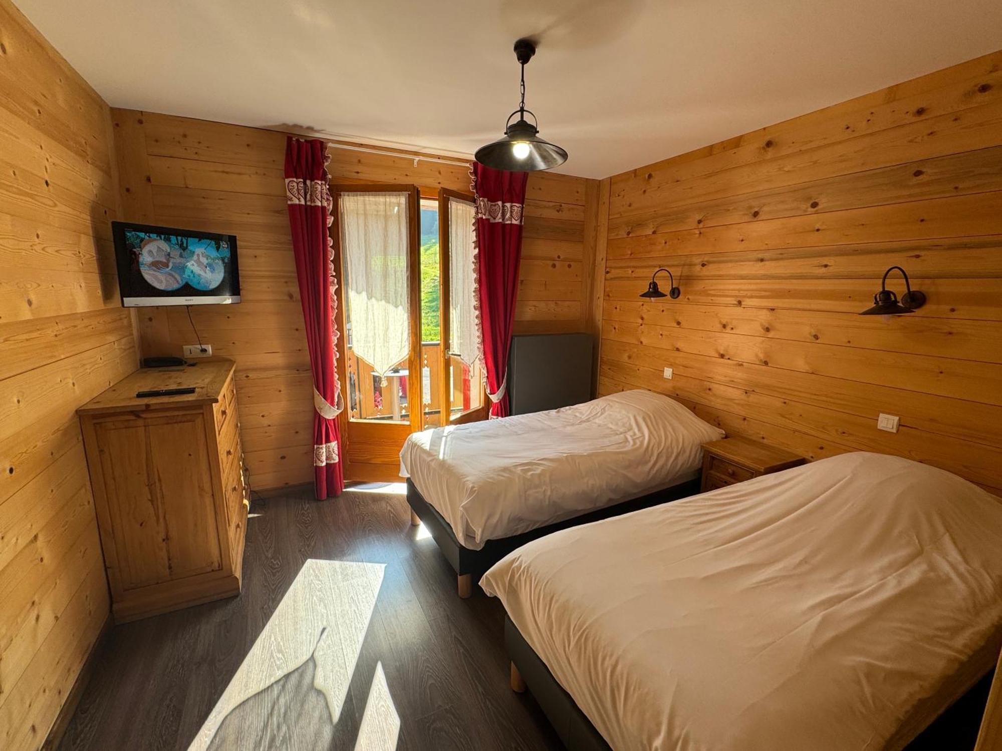 Le Schuss Hotel Chatel Exterior photo
